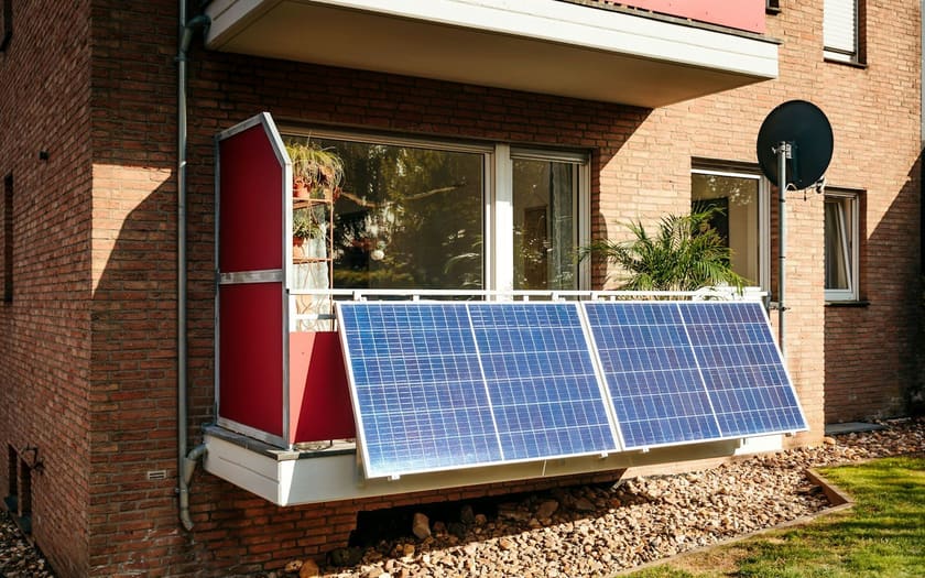 Solarmodule eines Balkonkraftwerks, am Geländer eines Balkons befestigt.